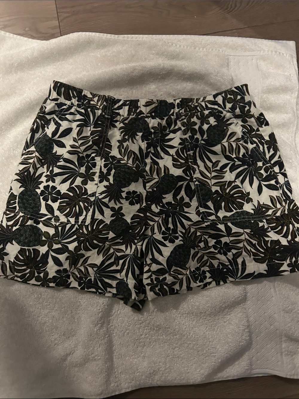 a.n.a Black Tropical Leaf High-Waist Women's Shorts